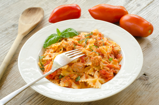 "Recipe For Cooked Pasta Topped With Tomato Sauce,tuna And Basil"